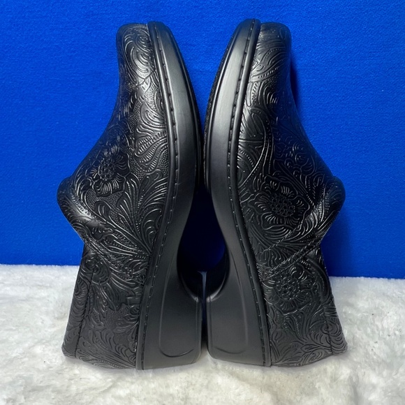 NIB/NWT🤩 |•YŮŮ•| Light & Flexible Bethanee Comfort Clogs Size 9 Wide - Picture 4 of 16